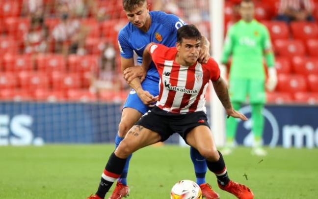 Dani García protege el balón en una acción del encuentro frente al Mallorca en San Mamés.