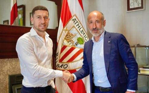 Óscar de Marcos estrecha la mano a Aitor Elizegi. Óscar de Marcos estrecha la mano a Aitor Elizegi.