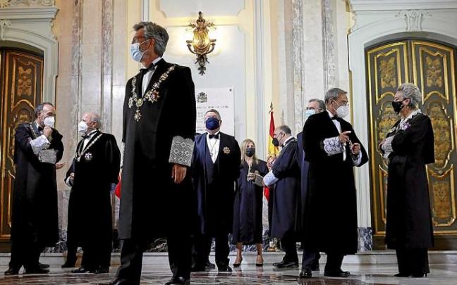 El presidente del Tribunal Supremo y del CGPJ, Carlos Lesmes, en primer plano en la apertura del año judicial, el 6 de septiembre. Foto: Efe El presidente del Tribunal Supremo y del CGPJ, Carlos Lesmes, en primer plano en la apertura del año judicial, el 6 de septiembre. Foto: Efe