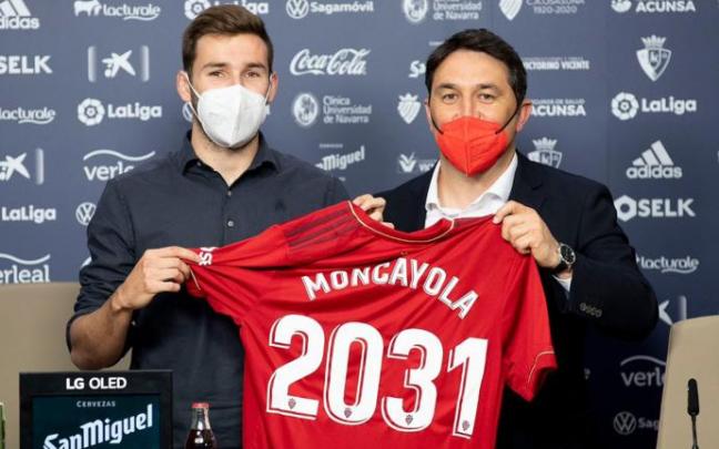 Jon Moncayola posa junto a Braulio Vázquez, director deportivo de Osasuna. Jon Moncayola posa junto a Braulio Vázquez, director deportivo de Osasuna.
