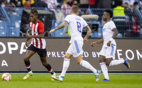 Nico Williams progresa en la final de la Supercopa ante el madridista Kroos.