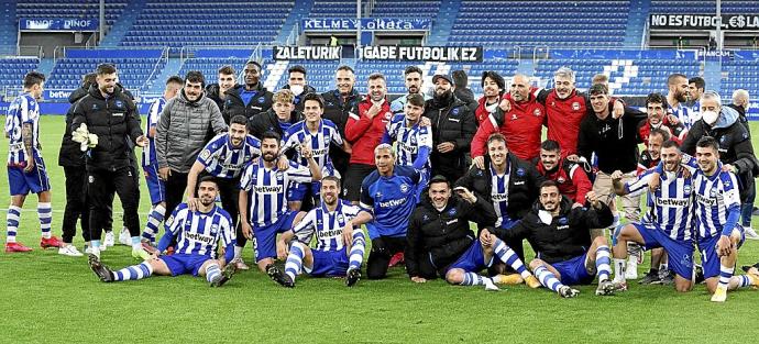 La plantilla del Deportivo Alavés celebra sobre el césped de Mendizorroza la permanencia conquistada gracias a la victoria sobre el Granada. Foto: Alex Larretxi