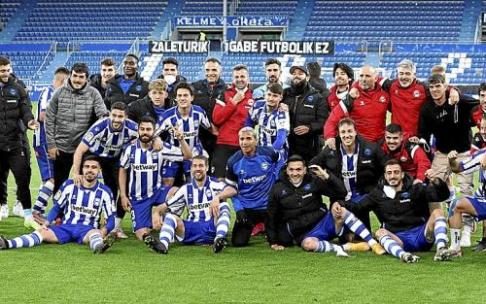La plantilla del Deportivo Alavés celebra sobre el césped de Mendizorroza la permanencia conquistada gracias a la victoria sobre el Granada. Foto: Alex Larretxi