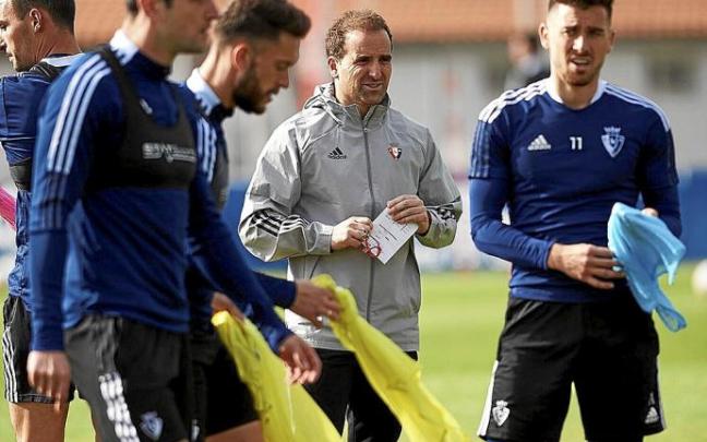 Jagoba Arrasate, ayer en Tajonar junto a sus jugadores.