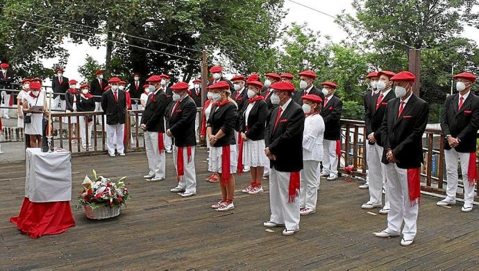 Los miembros de la Junta de Mandos y la Junta del Alarde tradicional renovando ayer el voto a San Marcial.