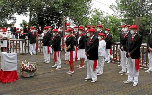 Los miembros de la Junta de Mandos y la Junta del Alarde tradicional renovando ayer el voto a San Marcial.
