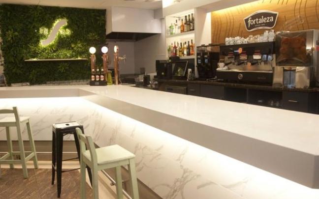 Renovada barra de La Bilbaína preparada para recibir a la clientela de nuevo.