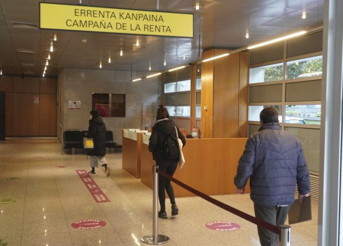 Contribuyentes en la cola para presentar su declaración del ejercicio 2020.