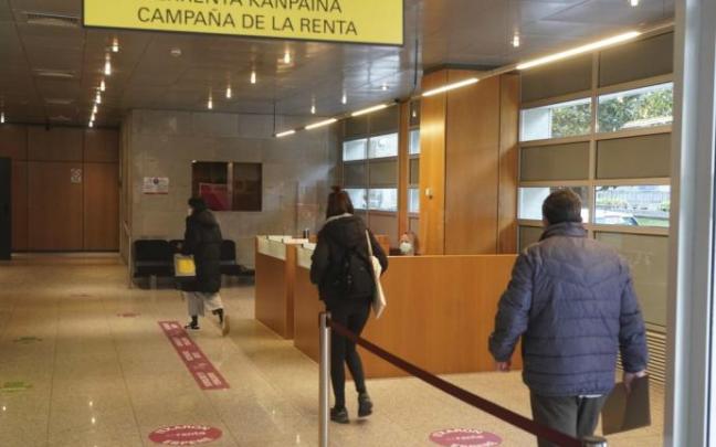 Contribuyentes en la cola para presentar su declaración del ejercicio 2020. Contribuyentes en la cola para presentar su declaración del ejercicio 2020.