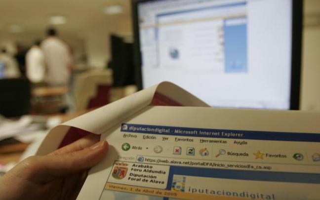 Una persona consulta la web de la Diputación para rellenar la declaración de la Renta. Una persona consulta la web de la Diputación para rellenar la declaración de la Renta.