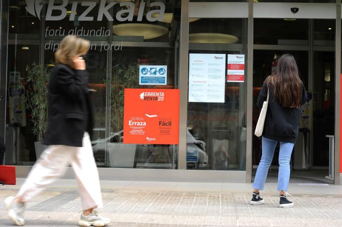 Entrada a la sede central de Hacienda durante la pasada campaña de la Renta