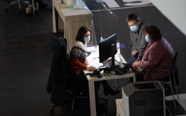 Contribuyentes navarros haciendo su declaración en 2020.