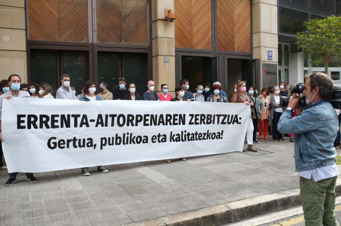 Medio centenar de trabajadores se han concentrado hoy frente a las oficinas de Hacienda en Bilbao