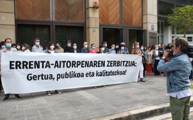 Medio centenar de trabajadores se han concentrado hoy frente a las oficinas de Hacienda en Bilbao Medio centenar de trabajadores se han concentrado hoy frente a las oficinas de Hacienda en Bilbao