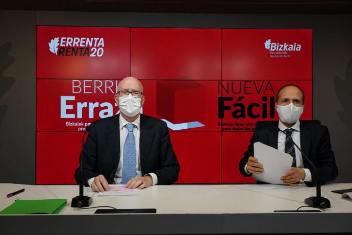 El diputado de Hacienda, José M. Iruarrizaga, a la izquierda, en la presentación de la campaña.