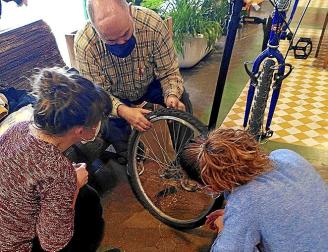 Reparando una bici.