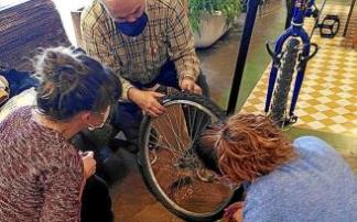 Reparando una bici. Reparando una bici.