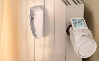 Dos de los aparatos más habituales de repartidores de costes en un radiador.