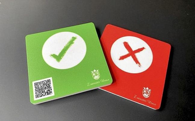 Las tarjetas que repartirán en los establecimientos. Foto: N.G.