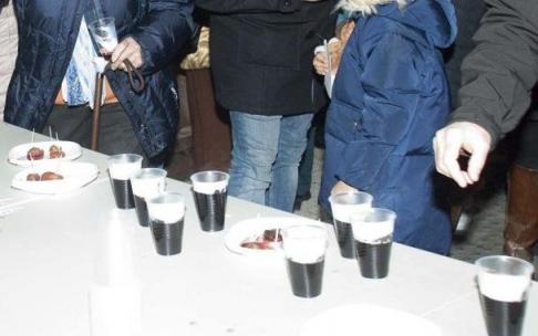 Reparto de vino caliente en Vitoria.