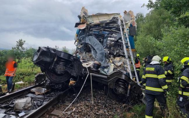 Dos muertos y decenas de heridos en un choque de trenes en República Checa Dos muertos y decenas de heridos en un choque de trenes en República Checa