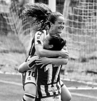 Nerea Eizagirre y Amaiur Sarriegi celebran un gol. Foto: LaLiga