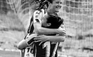 Nerea Eizagirre y Amaiur Sarriegi celebran un gol. Foto: LaLiga