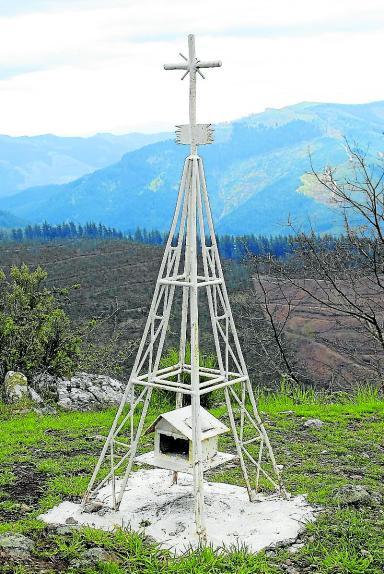 La cima de Pagonabarra alberga una réplica de 1,75 m. Foto: Norberto M.