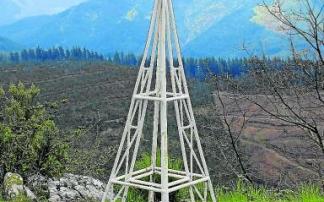 La cima de Pagonabarra alberga una réplica de 1,75 m. Foto: Norberto M. La cima de Pagonabarra alberga una réplica de 1,75 m. Foto: Norberto M.