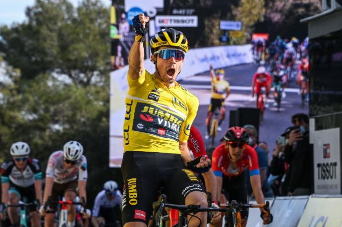 Pirmoz Roglic celebra una victoria de etapa en la París-Niza.
