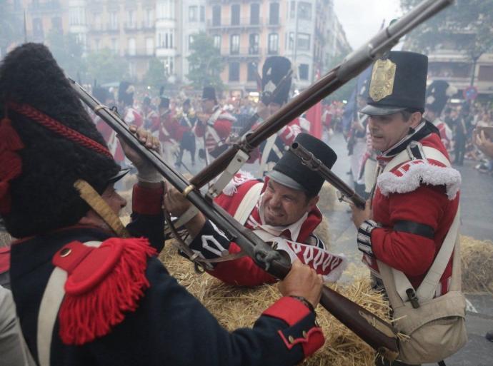 Dos soldados pelean en la última representación histórica del 31 de Agosto, que se celebró en 2019.