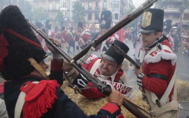 Dos soldados pelean en la última representación histórica del 31 de Agosto, que se celebró en 2019. Dos soldados pelean en la última representación histórica del 31 de Agosto, que se celebró en 2019.