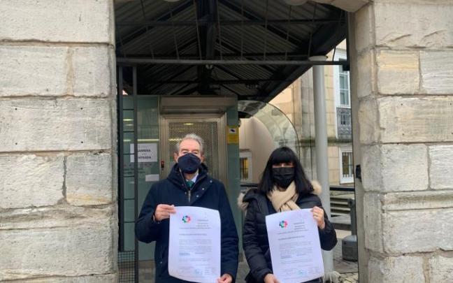 Representantes de Arabadendak solicitando el aplazamiento de Ticket Bai.