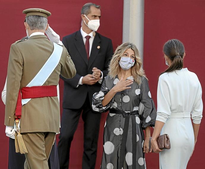 La vicepresidenta segunda del Gobierno español, Yolanda Díaz, saluda a los reyes. Foto: Europa Press