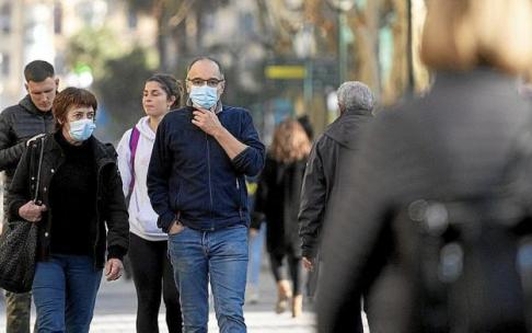 Varias personas pasean con mascarilla que deja de ser obligatoria hoy en interiores. Foto: Ruben Plaza