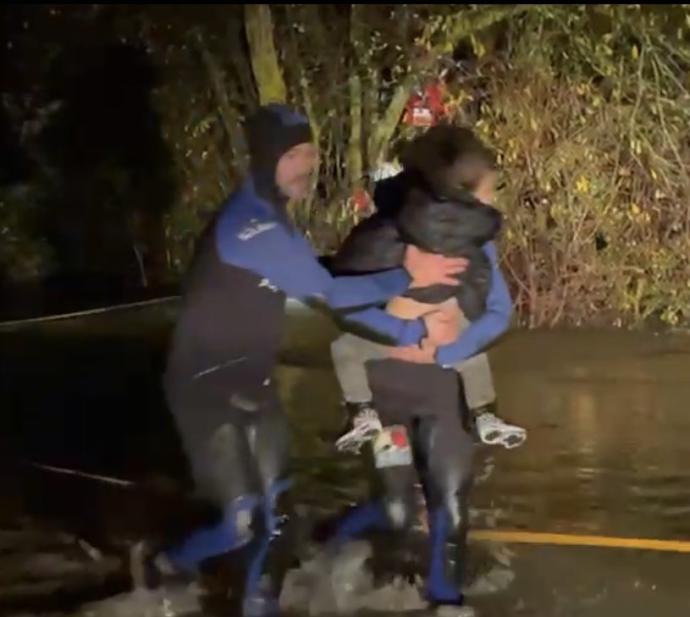 Una bombera sujeta en brazos a la niña