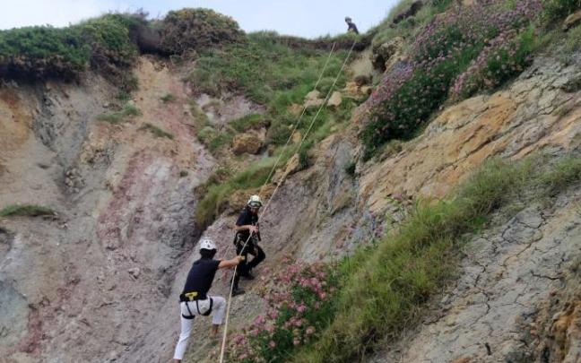 Los bomberos han conseguido sacar a ambas personas ilesas