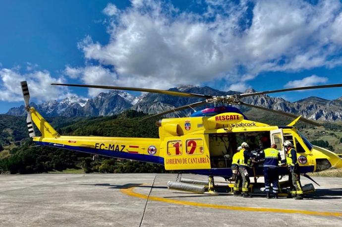 Un helicóptero del Gobierno de Cantabria pudo rescatar al herido.