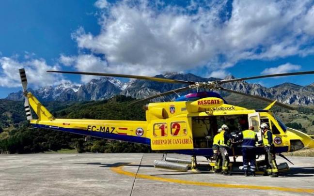 Un helicóptero del Gobierno de Cantabria pudo rescatar al herido.