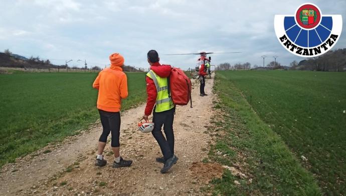 Efectivos de la Ertzaintza en pleno rescate.