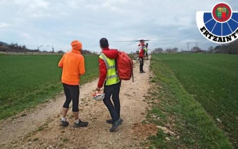 Efectivos de la Ertzaintza en pleno rescate.