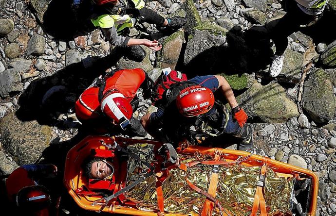 Simulacro de rescate de los Bomberos de Donostia en el Urumea. Foto: Javi Etxezarreta