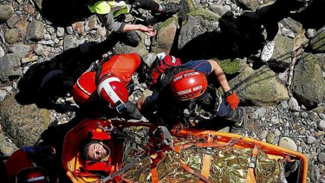 Simulacro de rescate de los Bomberos de Donostia en el Urumea. Foto: Javi Etxezarreta