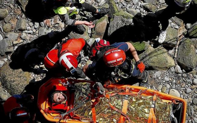 Simulacro de rescate de los Bomberos de Donostia en el Urumea. Foto: Javi Etxezarreta