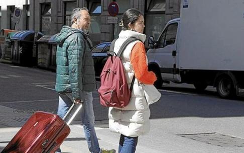 Personas con maletas en la capital alavesa. Foto: Pilar Barco