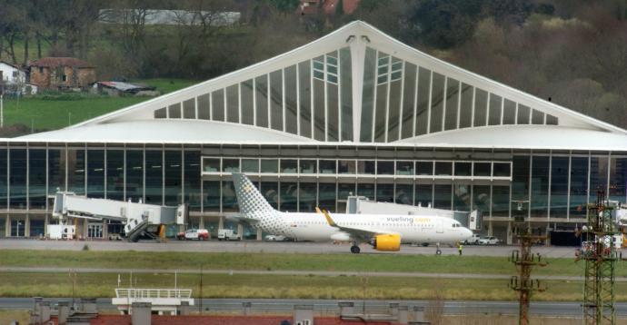 Un avión de vuelo dispuesto para dejar pasajeros en la terminal de 'La Paloma'.