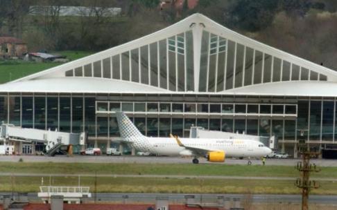 Un avión de vuelo dispuesto para dejar pasajeros en la terminal de 'La Paloma'. Un avión de vuelo dispuesto para dejar pasajeros en la terminal de 'La Paloma'.