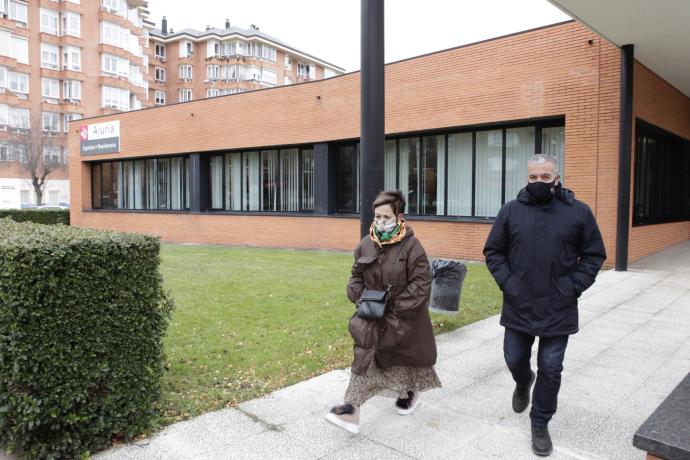 Dos personas salen de la residencia foral Ajuria, que registra cinco casos activos de covid.