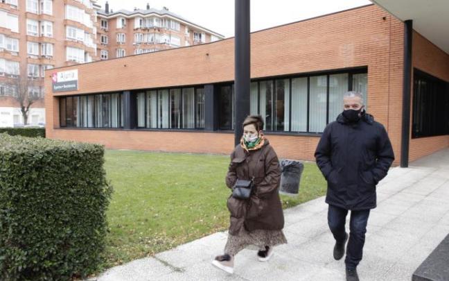 Dos personas salen de la residencia foral Ajuria, que registra cinco casos activos de covid.