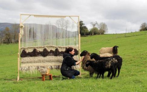 Laurita Siles, con uno de sus trabajos.